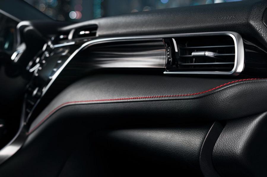 Детали интерьера Toyota Camry S-Edition 2020 года  (CIS) (фото 5 из 12)